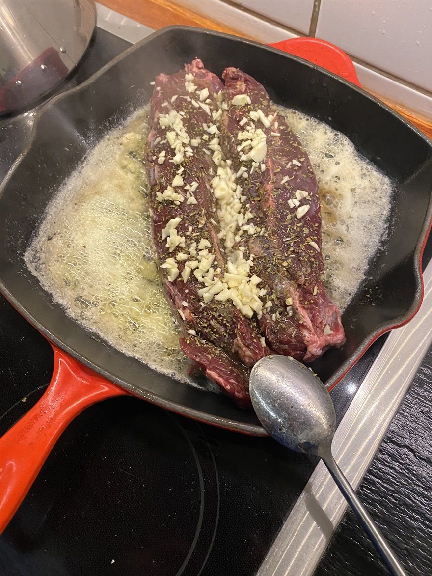 Husk at bruge godt med smør når du steger nyretapper, og over øs dem mens du steger.
