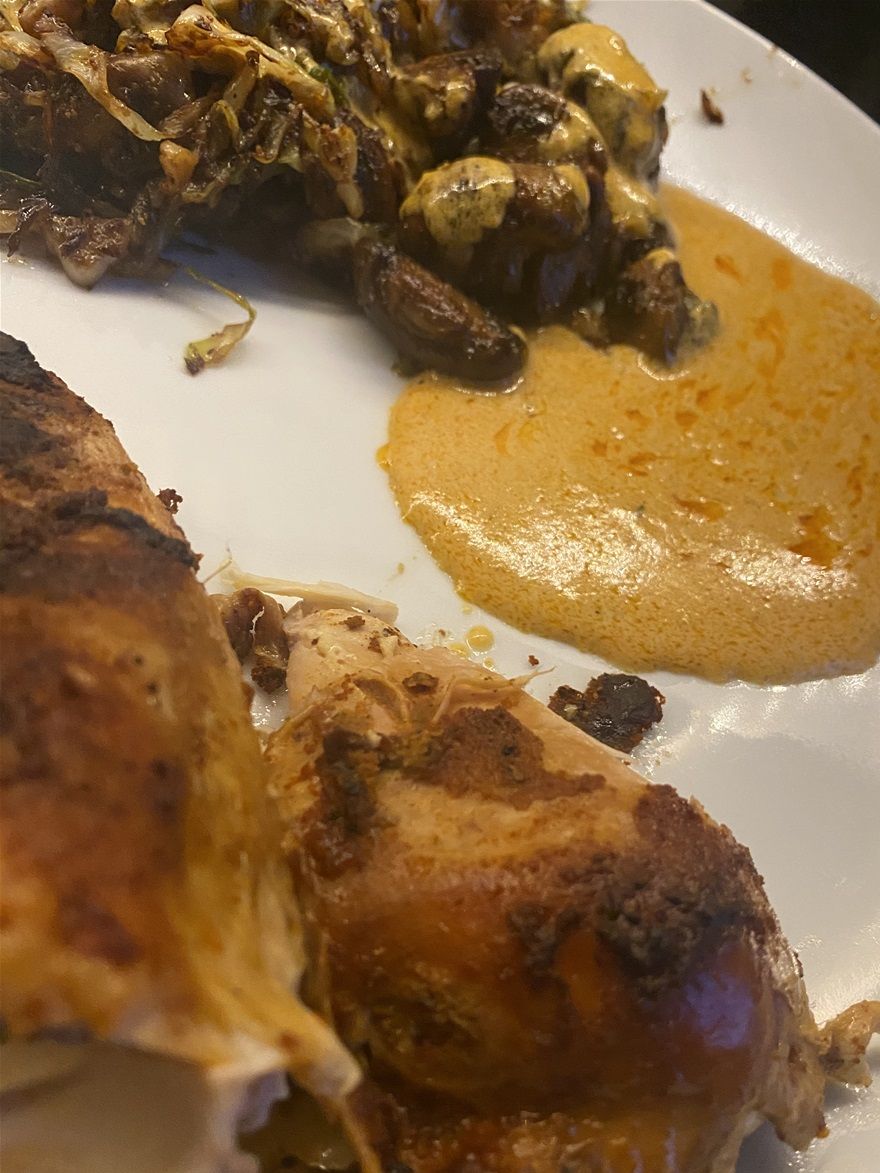 Kylling i slow cookeren 12 timer, med sprødt skind, her med en lækker flødesovs lavet på væden fra kyllingen , krydret med røget paprika og hvidløgspulver