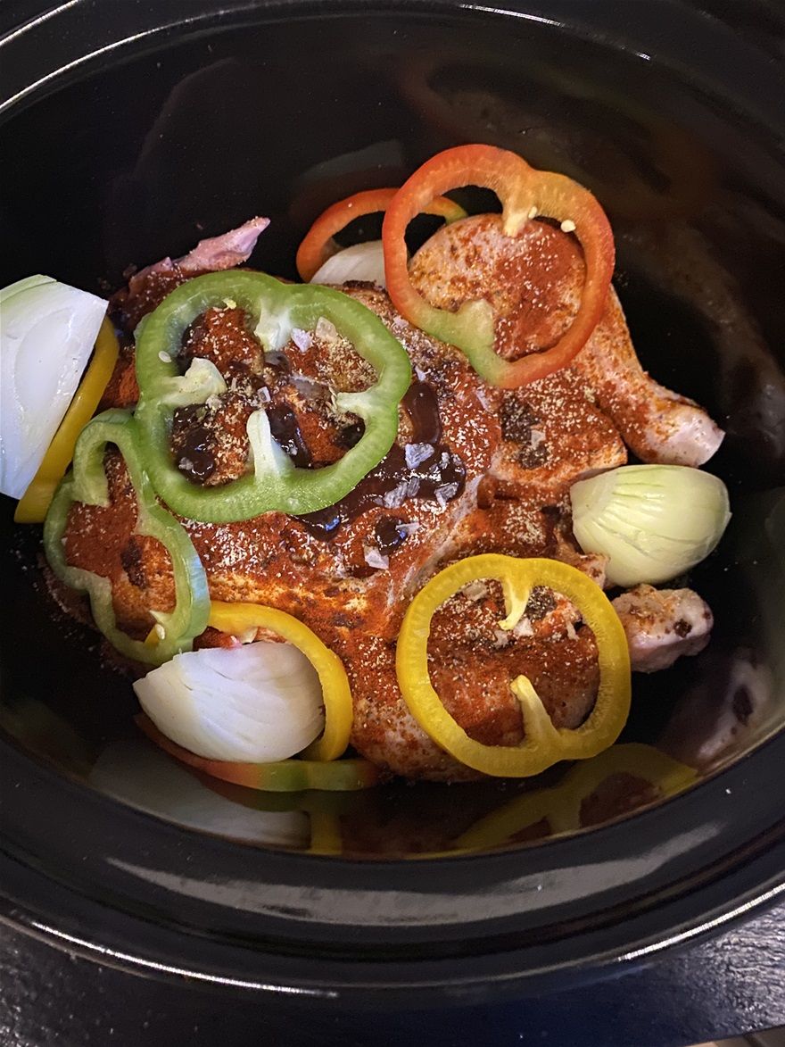 Kyllingen som den ser ud inden de 12 timer i slow cookeren