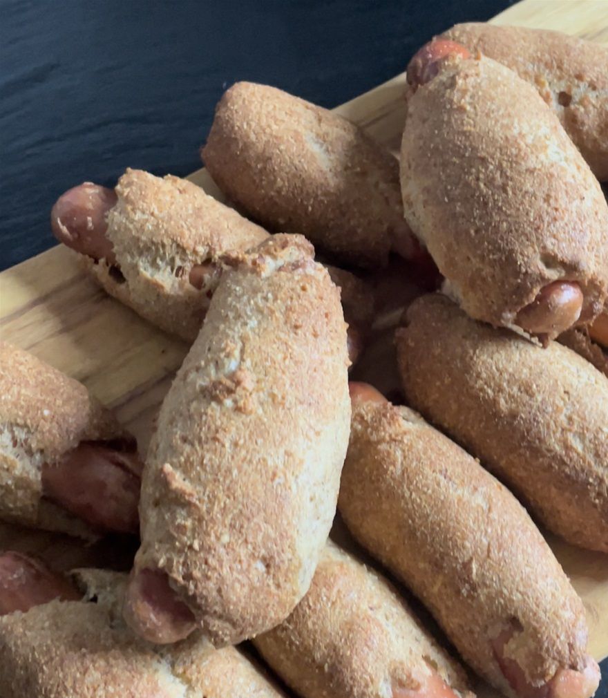Nybagte pølsehorn.