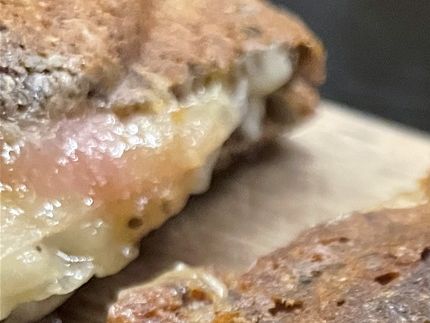 Her er toast brødet brugt som til den lækreste oste skinke toast, smurt med sennep .