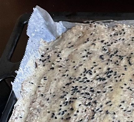 Sådan ser dejen ud inden den ryger i ovnen, her med sort spidskommen på, for ekstra knas.