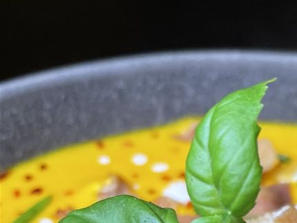 Hokkadio suppe med stegt kylling og bacon.