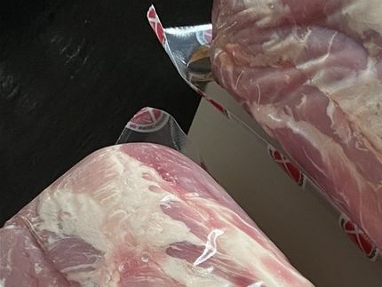 Jeg bruger nakkefilet grundet der er godt med fedt på, men tilføre også mere fedt.