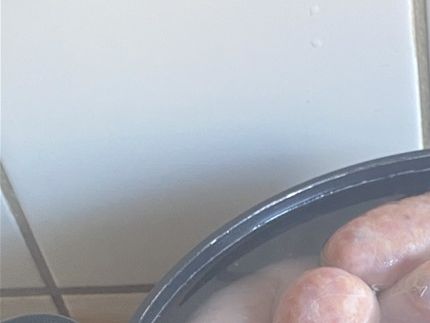 Her er de bare kommet i en gryde med vand. så de bliver varmebehandlet.