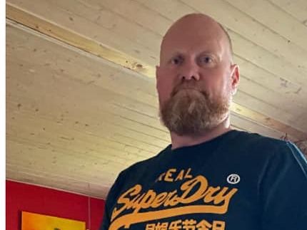 Lidt dårligt billede men til højre er taget på dagen jeg startede i 2019 og til ventre er lige præcis 14 uger og 34 kg senere..