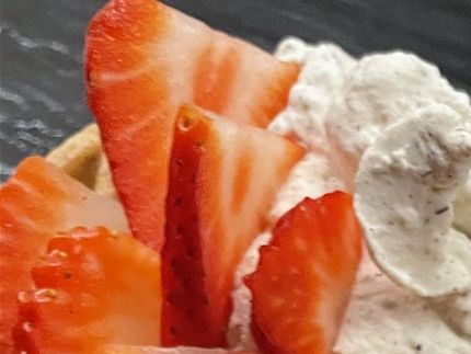 Her vaflerne bund for lidt vaniljeis med frisje jordbær. Hurtig og nem måde af få lidt dessert på.