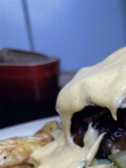 Den lækreste osteburger. her er det med wagyu jeg selv har hakket og brugt som bøffer. så hvis du har kødhakker er det en super måde at selv tilføre fedt og smag i dine bøffer.