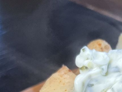 Her er sellerien skrællet og skåret i 1/3 så det passer til 1 - 2 personer. Det bliver lidt mere salt når du skræller det. Smørret er en ramsløgs smør.