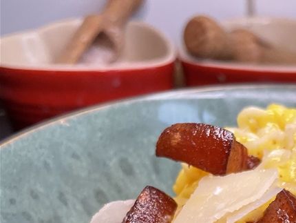 Lækker cremet pasta Carbonara toppet med hjemmerøget bocan og flager af parmesanost.