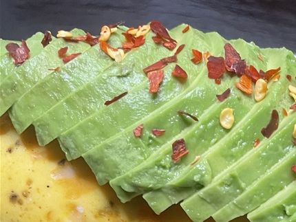Hurtig og nem aftensmad, så lækkert på salat og med avocado drysset med chiliflager. Masser af protein og sundt fedt.