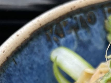 Her er der pyntet med friske aspargers, som er skåret meget tyndt, giver lidt bid til retten.l ratten.