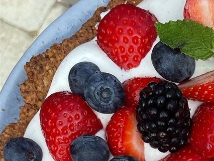 Super lækker jordbær tærte med havrefibermel og mascarpone og så med KUN 2,37 g kulhydrater pr portion.