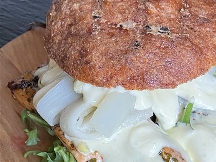 Lækker lækker sommer burger med grillet eller stegt laks og hollandaisesauce.