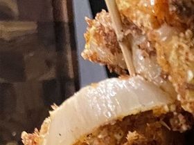 Her er der bacon roser, sellerifritter, mayo og bearnaise sauce. Monster lækker og voldsom burger.
