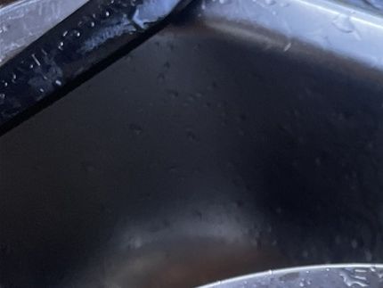 Her ligger smørret og drypper af.