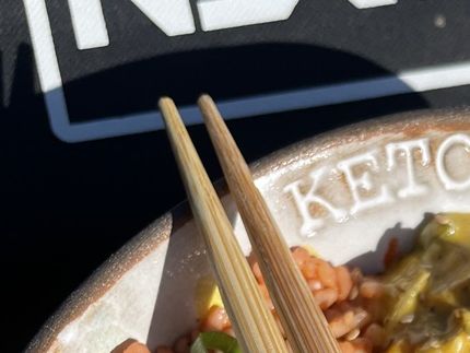 Her er risene stegt i karry og smør, for at få mere smag ud af dem.