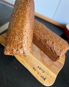 Super lækkert keto rugbrød med en masse protiener.