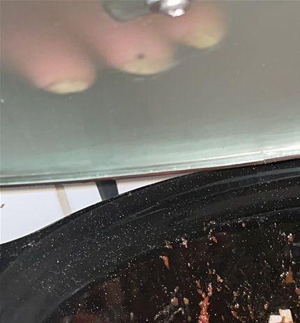 Så slowcookeren klar til 24 timer med denne lækre chili con carne. Husk at skære du bare siden op på dine chilier så afgiver de smag, men uden at bare brænde, og så kan de tages op når din styrke er opnået.