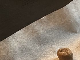 Så de rullet som små kugler, og med et lille tryk så de får en flade. Klar til at bages