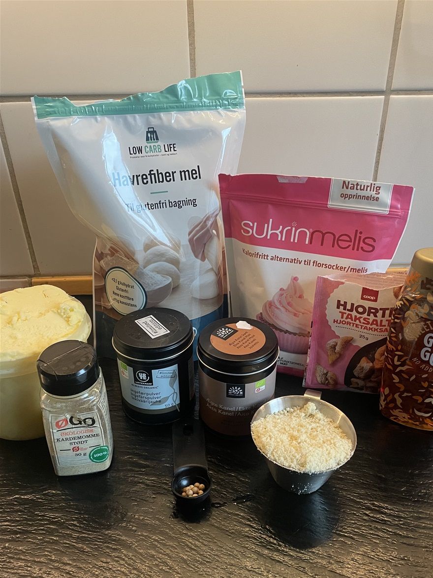 Her ses de ingredienser jeg har brugt.Mandelmelet er færdigkøbt, men du kan blende mandler til mel, og så gøre det sammen med hørfrøen. Husk at kikke på kulhydater på dine mandler da der er stor forskel på dem.