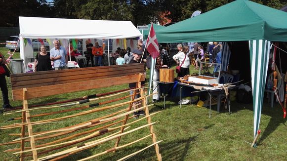  Buer/pile, knive, ting af træ, stand 84