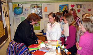 Kim skriver autografer till barnen i Timsfors