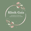 Klinik Gaia´s Logo, salviegrøn baggrund med lyse og rosa blade og cirkel