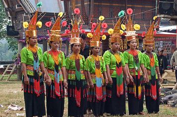 Tana Torajan singers