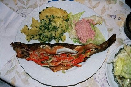 En af specialiteterne er nyrøget ørred fra egen rygeovn, serveret med friskrevet peberodssalat og persillekartofler.