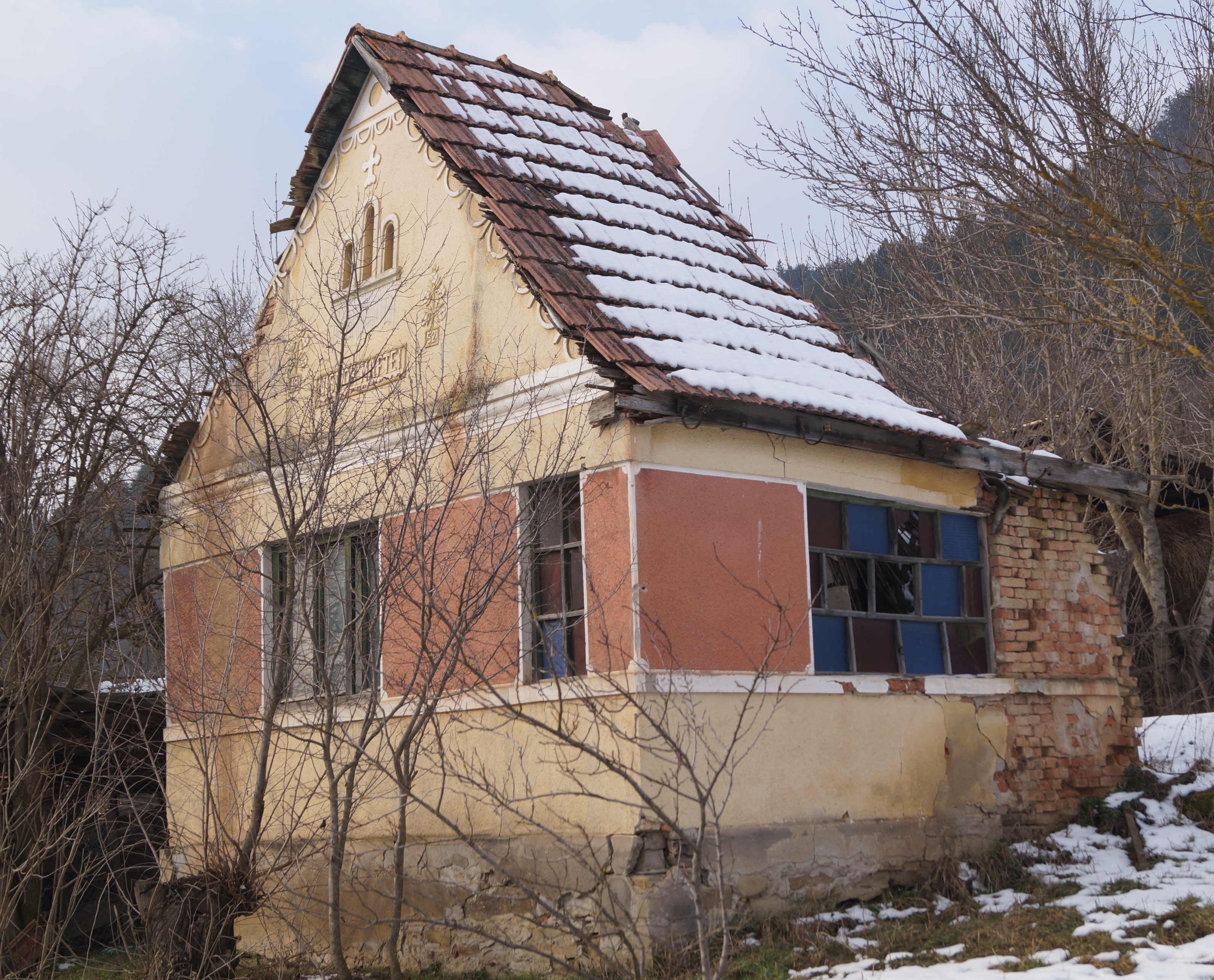 Ein halb eingeschtürztes haus in Herepea, Rumänien