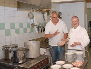 Tomas Pettersson och Bo Bengtsson gör räksoppa