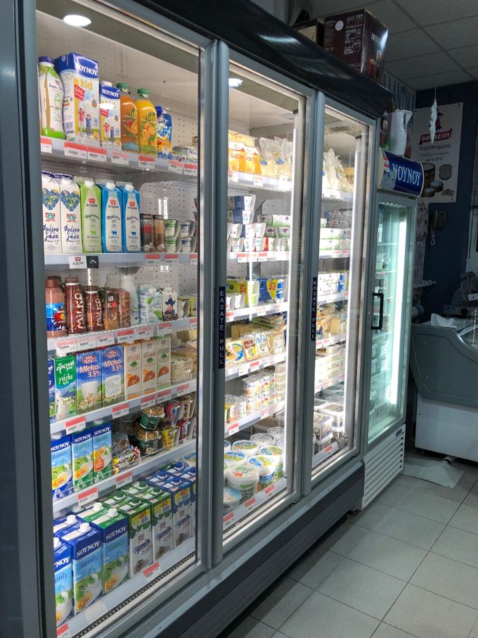 Τελείωσε η μεσαιας κλίμακας ανακαίνιση του καταστήματός με εγκατάσταση σύγχρονων συστήματων ψύξης για τρόφιμα τα οποίο ασφαλώς έχουν μικρό ενεργειακό αποτύπωμα και άρα είναι φιλικότερα προς το περιβάλλον.Περιοριζουν την ανάγκη για ενέργεια και άρα μειώνουν συγκριτικά κατά χιλιάδες φορές τις εκπομπές διοξειδίου του άνθρακα στο περιβάλλον κάνοντας το κατάστημα πιο πράσινο.