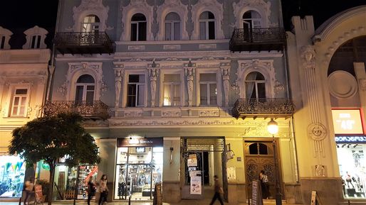 Typical late 19th/early 20th century building on Agmashenebeli Ave.