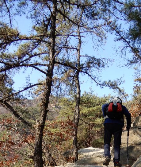 There are some places where the trail gets difficult, as the rocks may be slippery and rough.