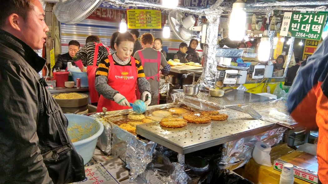Bindaetteok food stall.