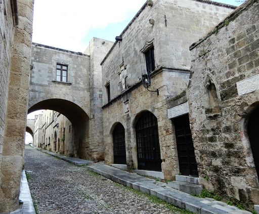 The “Auberge d’ Italie” (on the right) and the Spanish arch.