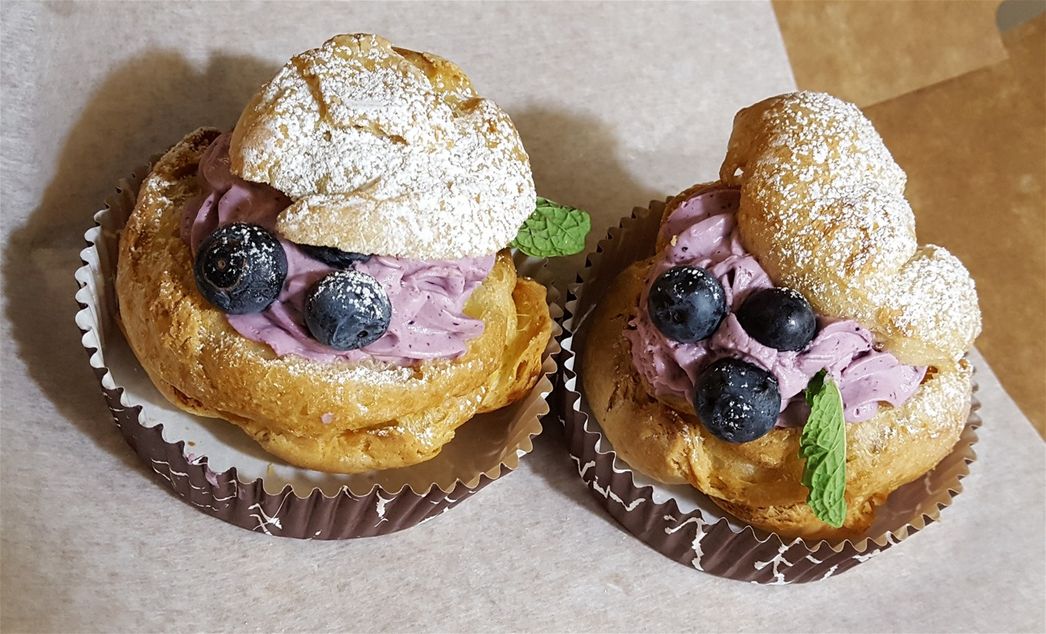 Blackcurrant cheesecake puffs.... just devine!