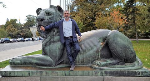 Kostas and the kitty cat at the Monument to the Unknown Soldier.