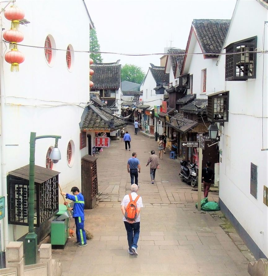 Coming down from Fangsheng Bridge towards the North street.