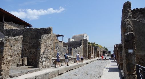 On the left can be seen a small hill, from where one can have nice views of the archeological site.