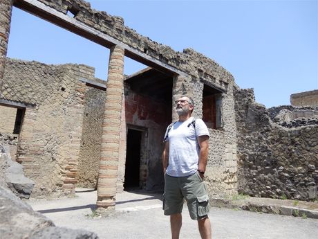 I just realized that this is the only picture I took of me in Ercolano.... I do not even remember where that was taken... oh, well.