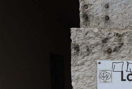Placard placed at no 14bis of the Montée de Saint-Sébastien, indicating the entrance to 