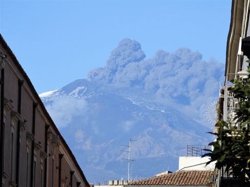 The 24 December 2018 eruption photographed by me (Catania) from Castelo Ursino.