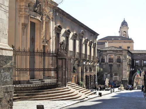 The staircase of San Guliano and the Drogheria Artistica Vladivostock next door.  At the background one can see the top of San Benedetto and the arch.