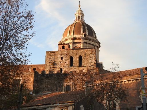 The cupola and detail of the 11th-century Norman transept seen from the south (Giardino Pacini).