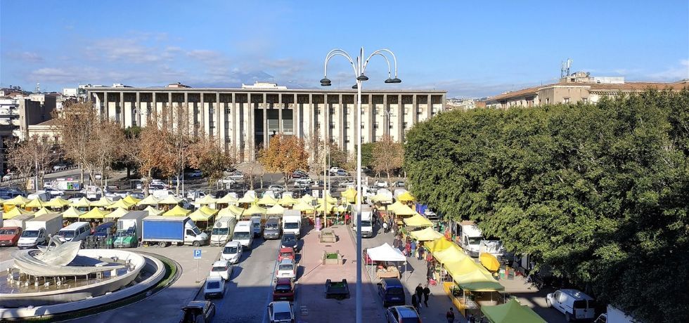 Piazza Verga during a Sunday market. Palazzo di Giustizia in the center.