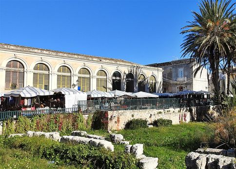 The Old market (Antico mercato di Ortigia) building is located next to the Temple of Apollo archeological site.