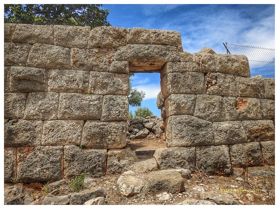 The entrance to the citadel (outside).