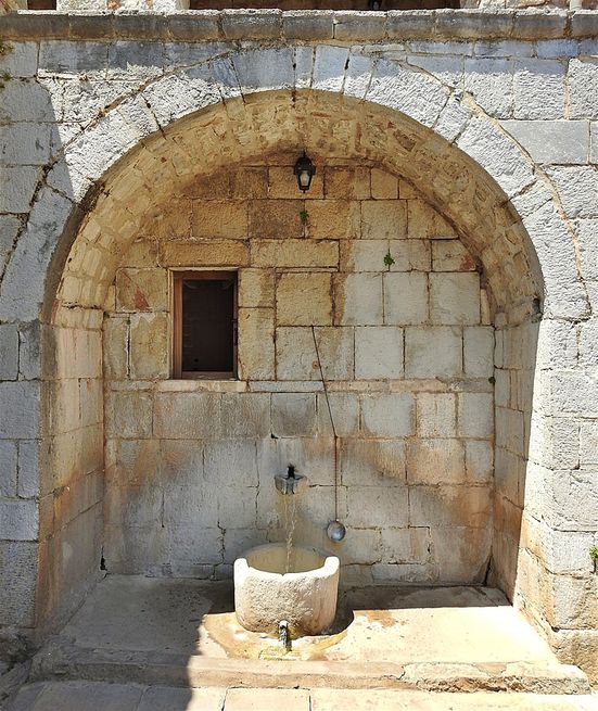 The fountain located just after the main entrance, inside the walls.